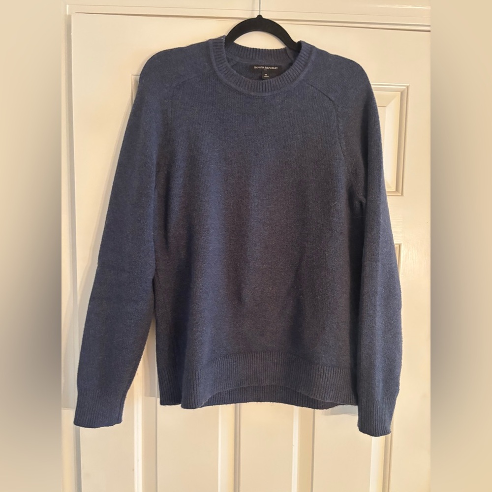 Banana Republic Men’s Navy Crewneck Sweater. Size M